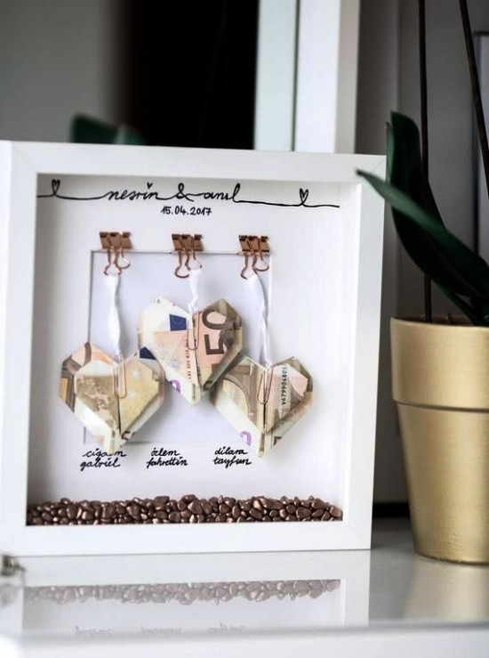 Les cadeaux d'argent intelligents et pratiques font des coeurs d'argent dans des cadres photo