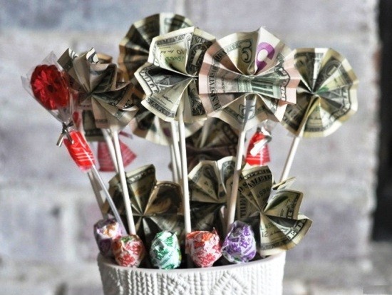 Putscher fait des cadeaux intelligents et pratiques en argent avec des billets de banque