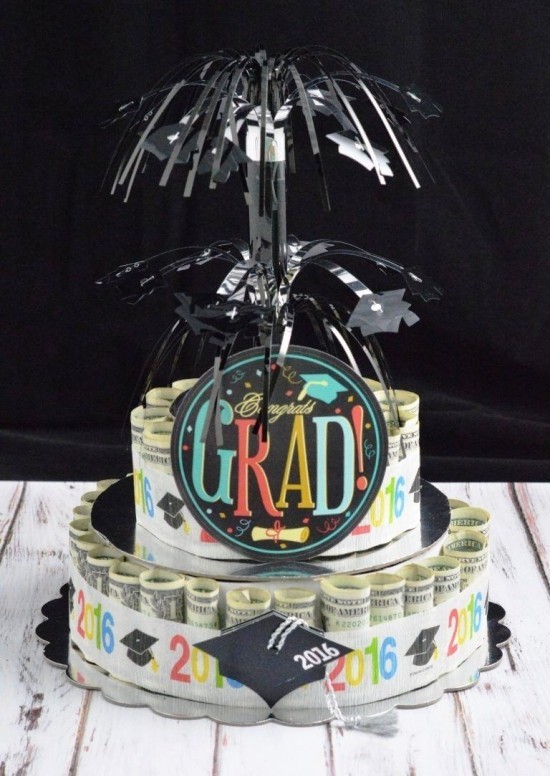 Des cadeaux en argent intelligents et pratiques font un garçon de gâteau avec des billets de banque