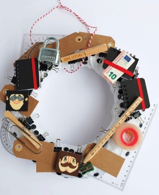 Des cadeaux en argent intelligents et pratiques font des couronnes avec des accessoires de bureau et de l'argent