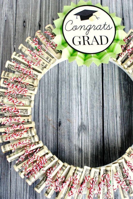 Des cadeaux en argent intelligents et pratiques font une couronne de rouleaux d'argent