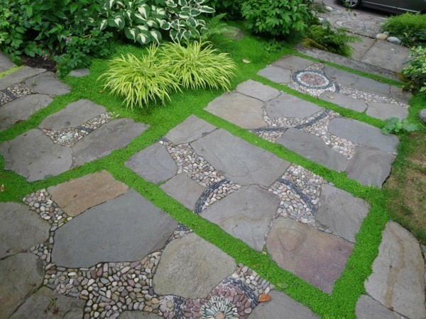 Crea percorsi da giardino, giunti di pavimentazione verde