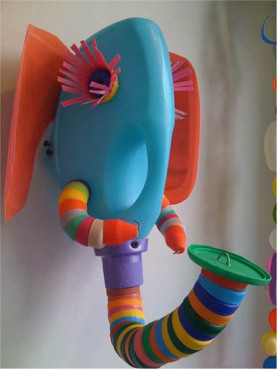 Kinderambachten van plastic deksels