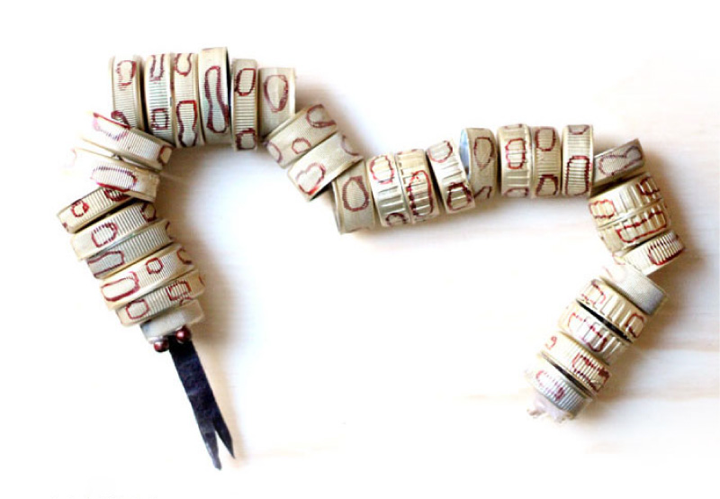 Een slang gemaakt van doppen