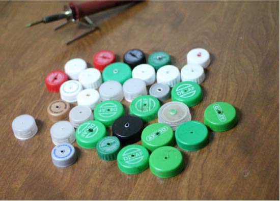 Knutselen voor kinderen maken van plastic deksels