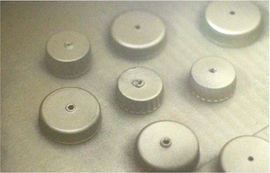 Knutselen voor kinderen maken van plastic deksels