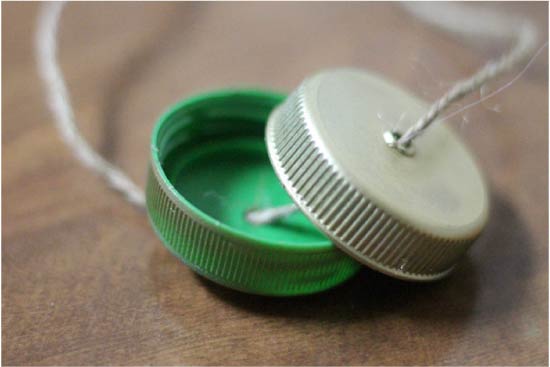 Knutselen voor kinderen maken van plastic deksels