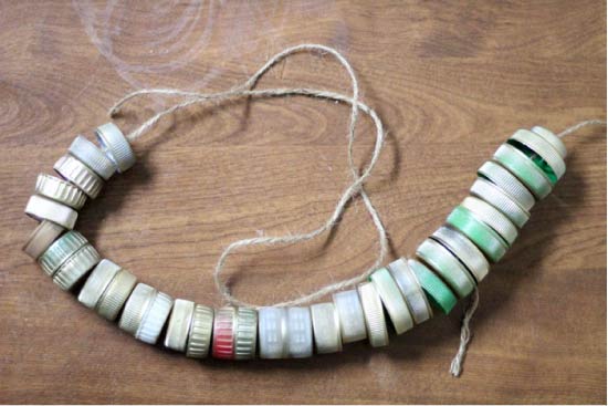 Knutselen voor kinderen maken van plastic deksels