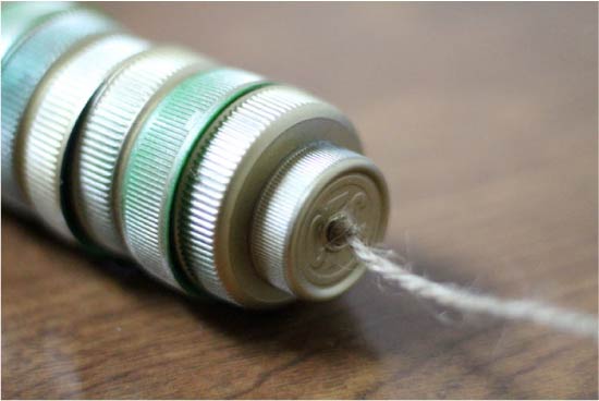 Knutselen voor kinderen maken van plastic deksels