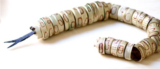 Knutselen voor kinderen maken van plastic deksels