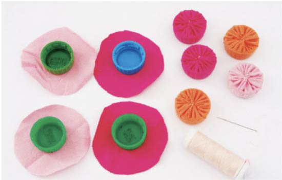 Een standaard maken voor gerechten van plastic deksels