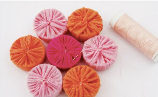 Een standaard maken voor gerechten van plastic deksels