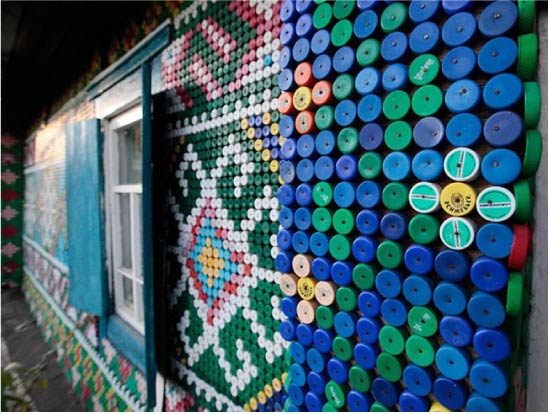 Paneel gemaakt van plastic deksels