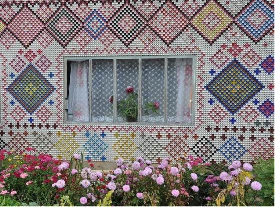 Paneel gemaakt van plastic deksels