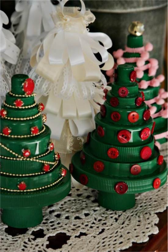 Kerstboom gemaakt van plastic hoezen