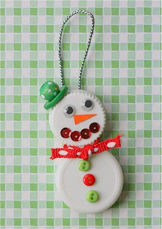 Sneeuwpop gemaakt van plastic doppen