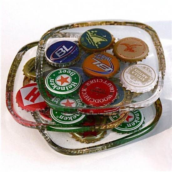 Onderzetters voor glazen gemaakt van bierkurken en epoxyhars, gegoten in een mal