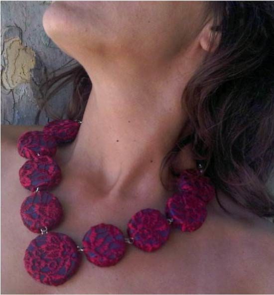 Ketting gemaakt van plastic kroonkurken