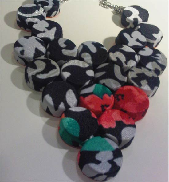 Ketting gemaakt van plastic kroonkurken