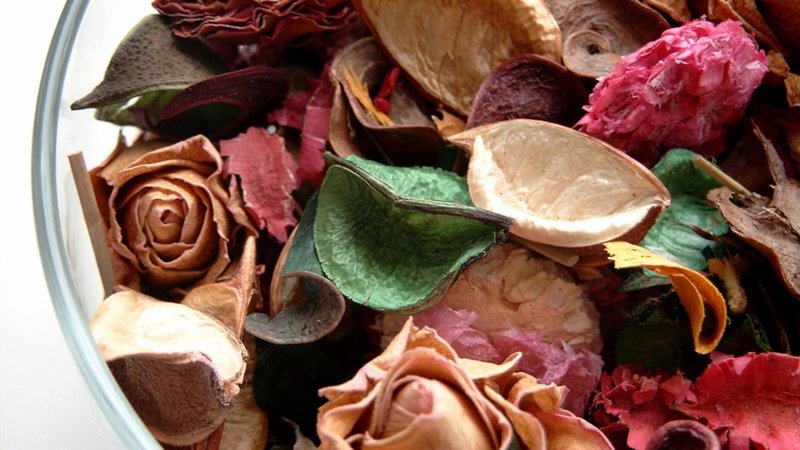 Prepara il pot-pourri con ingredienti naturali I petali di rosa creano fragranze per ambienti