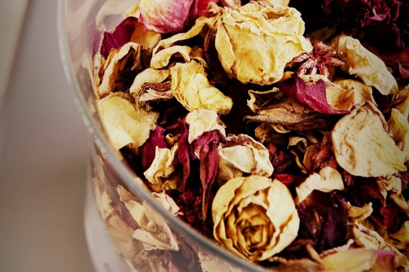 Potpourri fai le rose da solo con un profumo meraviglioso Prepara la fragranza dell'ambiente per le rose secche