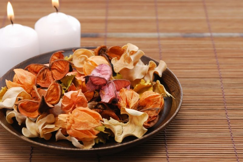 Preparare il pot-pourri con fiori e frutta secca I potpourri creano un'atmosfera di benessere a casa
