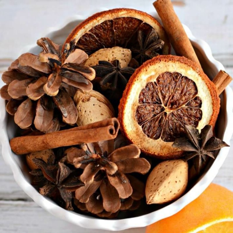 I pot-pourri fanno l'autunno Preparare il pot-pourri di arance autunnali cannella noci
