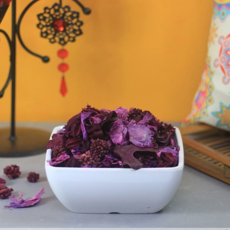 I potpourri rendono attraenti i petali viola Preparare il pot-pourri con i petali di rosa