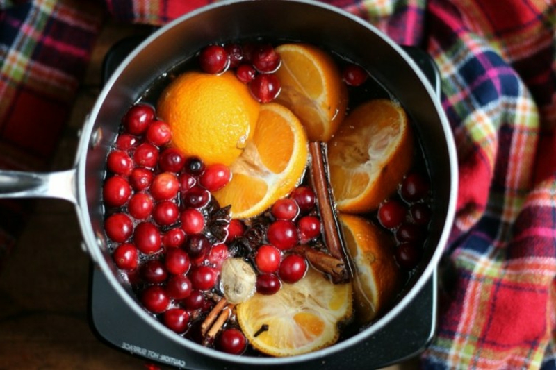 I pot-pourri fanno ingredienti freschi Le fragranze per ambienti fanno mandarini e cannella per Natale