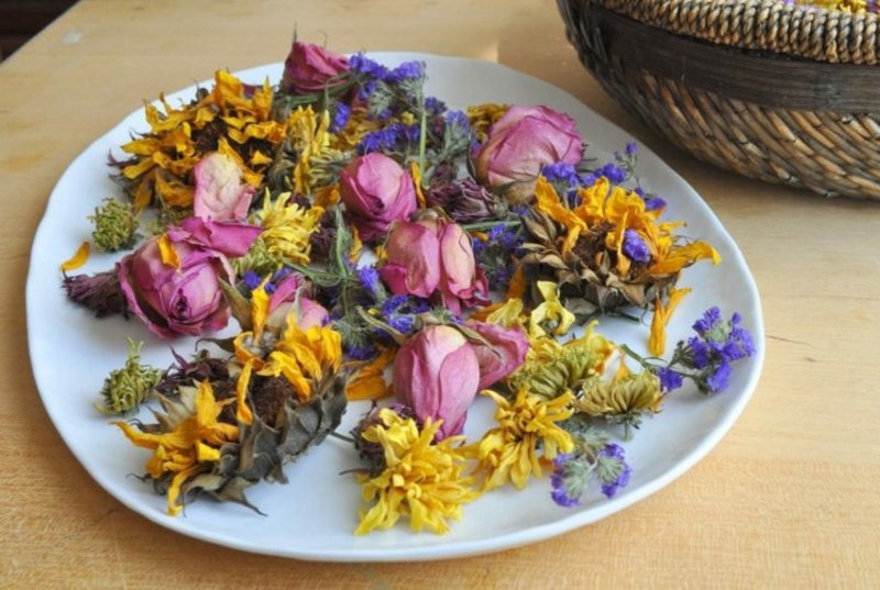Prepara il pot-pourri con i sapori popolari I potpourri fanno sembrare splendidi i fiori secchi