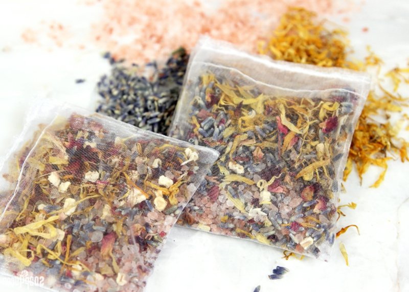 Pot-pourri fai da te fiori secchi e scorza di limone I pot-pourri fanno fiori secchi e scorza di limone grattugiata