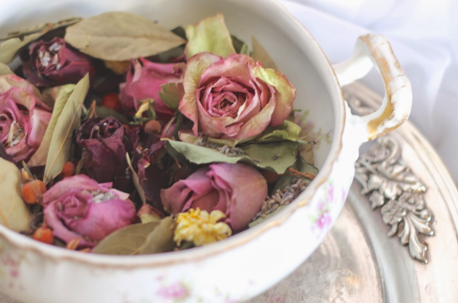 Vaso di rose versato Pot-pourri rose foglie di alloro