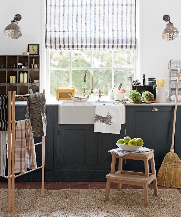 Sötét konyha és semleges padlószoba