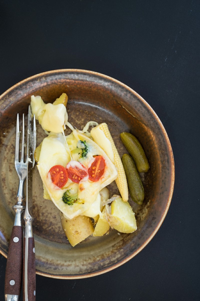Raclette s rajčicom i kiselim krastavcima