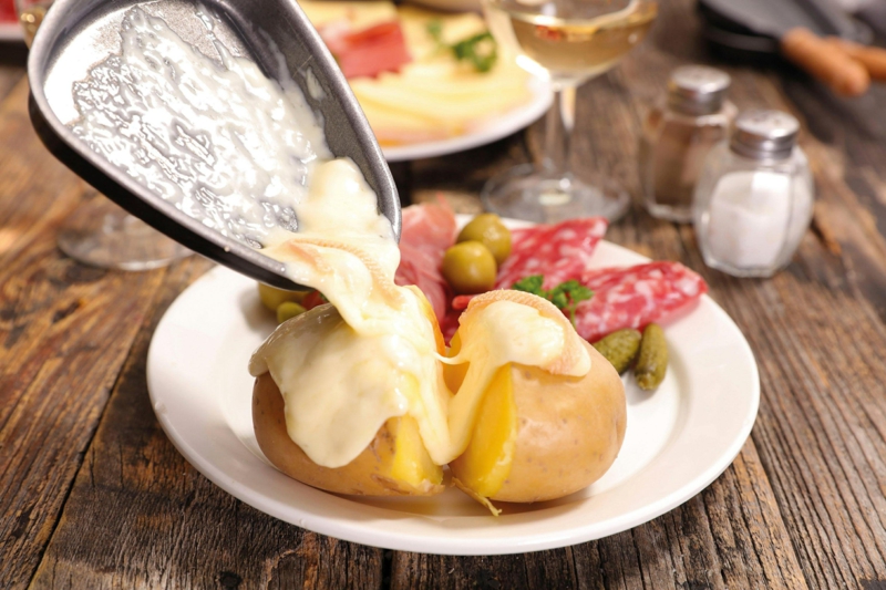 Poslužite topljeni sir s krumpirom iz jakne