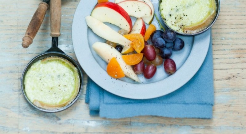 Voće s topljenim sirom ukusno