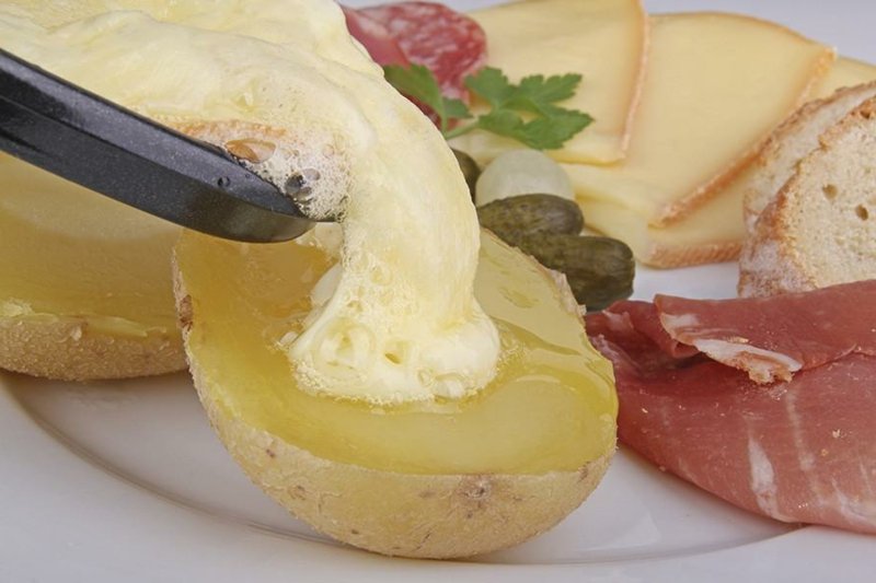 Raclette sastojci omotavaju krumpir