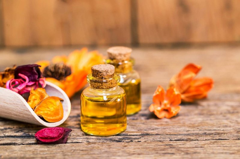 Koristite eterična ulja koja će vam pomoći da spavate u sobi