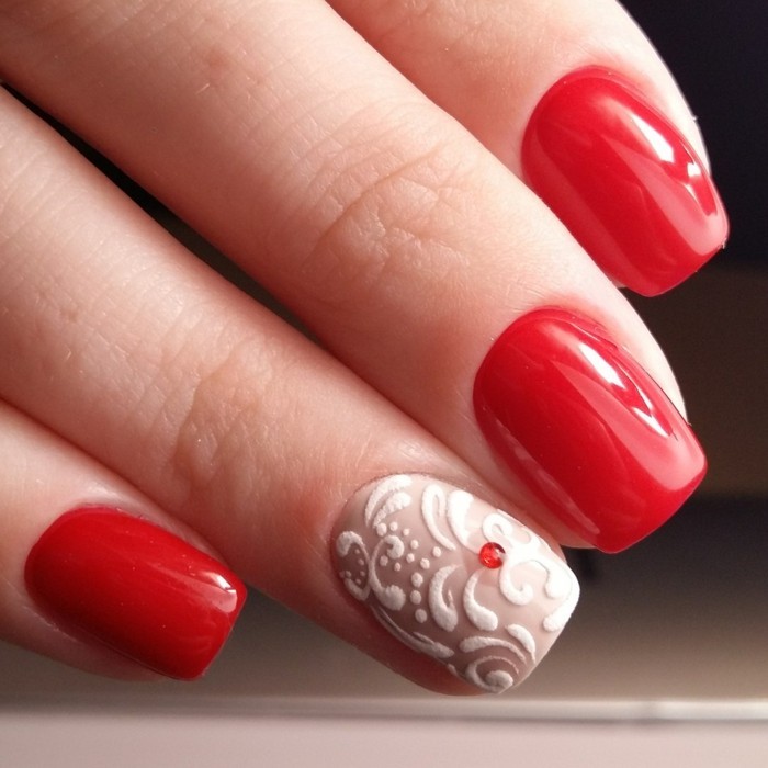 belle unghie rosse con accenti bianchi