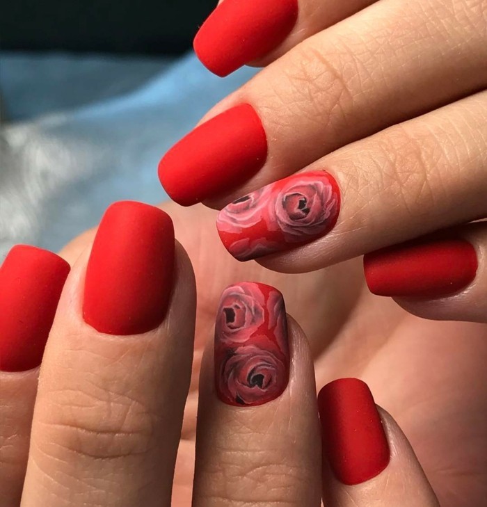 unghie rosse opache con motivo floreale