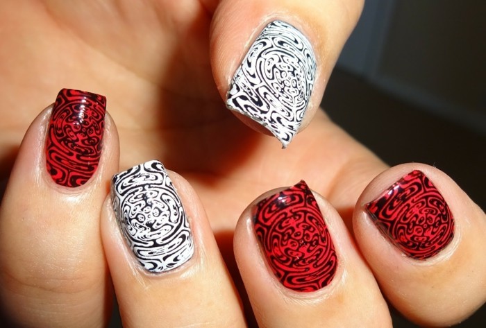 disegni per unghie in rosso e bianco