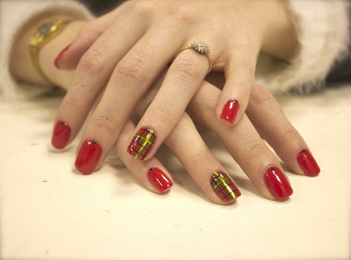 interessante motivo a scacchi su smalto rosso nail blider nail design foto immagini delle unghie