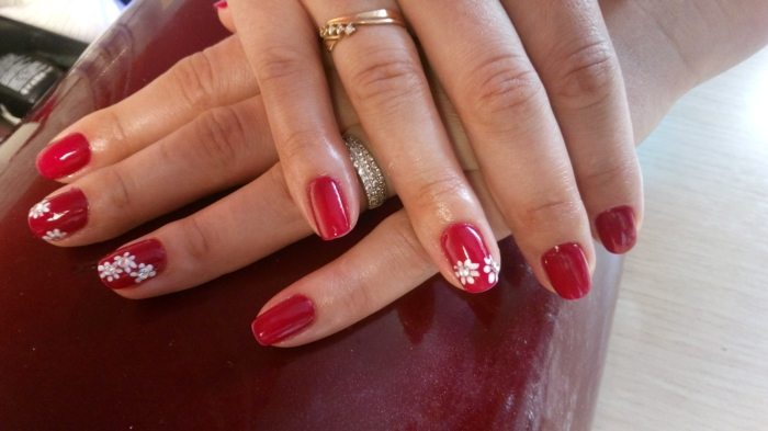 nail design rosso con motivo floreale foto di design delle unghie immagini di unghie rosse di design delle unghie