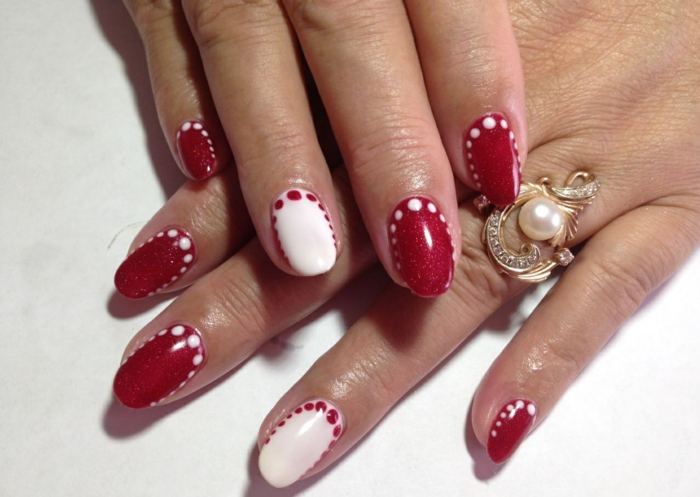 design delle unghie rosso con accento bianco nail design nageldesign foto unghie semplici