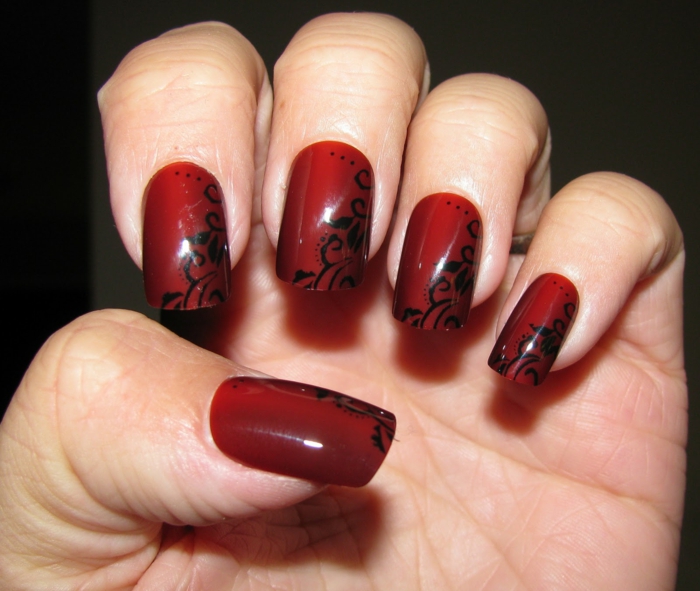 combina lo smalto rosso con il motivo nero nail design unghie rosse immagini galleria nail design