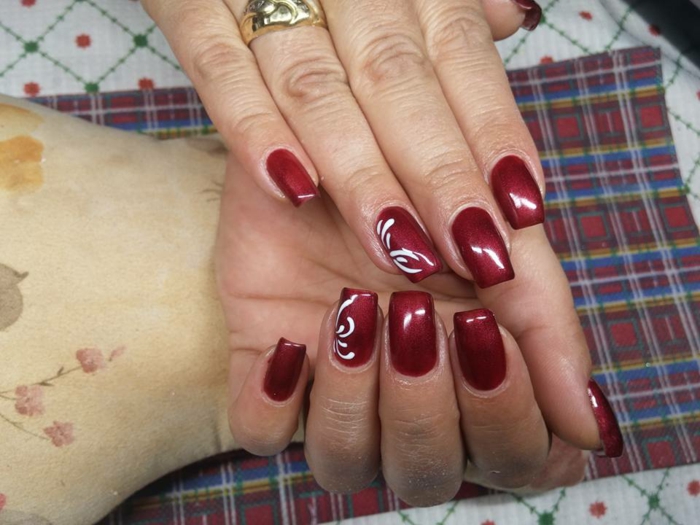 smalto rosso con effetto glitter nageldesins nageldesing foto unghie semplici
