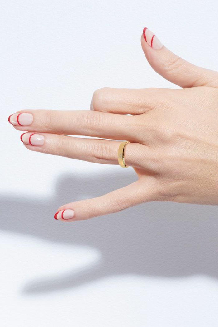 unghie semplici con un accento rosso immagini semplici del disegno delle unghie del modello delle unghie delle unghie