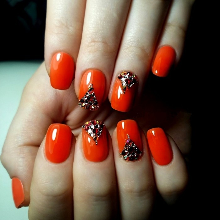 pezzi lucidi sulle unghie rosse