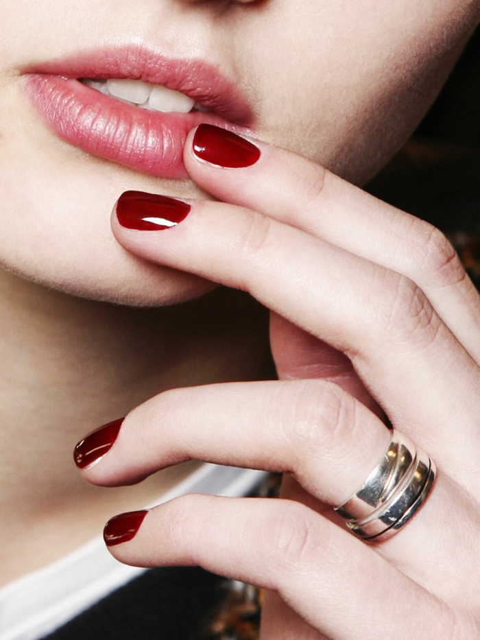 Design delle unghie rosso vino per il colore della pelle chiara unghie semplici unghie immagini nail design rosso