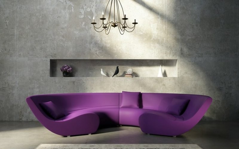 ljubičasta sofa super elegantan grubi betonski zid okrugla sofa ljubičasta super moderan dizajn